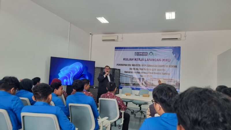 Dekan Fakultas Humaniora dan Saintek UMKABA, Dr. H. Taufik Pandan Winoto, bersama manajemen PT Kawasan Industri Kendal saat membuka kegiatan Kuliah Kerja Lapangan (KKL) mahasiswa di Kendal. (Istimewa/Wawasannews)