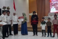 Bupati Kendal Dyah Kartika Permanasari memberikan apresiasi kepada Nur Safa’atun, warga Kelurahan Candiroto, yang secara sukarela mengundurkan diri sebagai penerima Program Keluarga Harapan (PKH) dalam acara penyerahan simbolis graduasi KPM di Kendal, Kamis (13/11/2025). (Istimewa/Wawasannews)