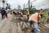 Petugas gabungan dari Dishub, Satlantas Polres Kendal, dan Damkar melakukan pembersihan tumpukan lumpur di jalur perbatasan Kota Kendal, Desa Sumberejo, Kaliwungu, Kamis (13/11/2025), untuk mencegah kecelakaan akibat jalan licin. (Istimewa/Wawasannews)