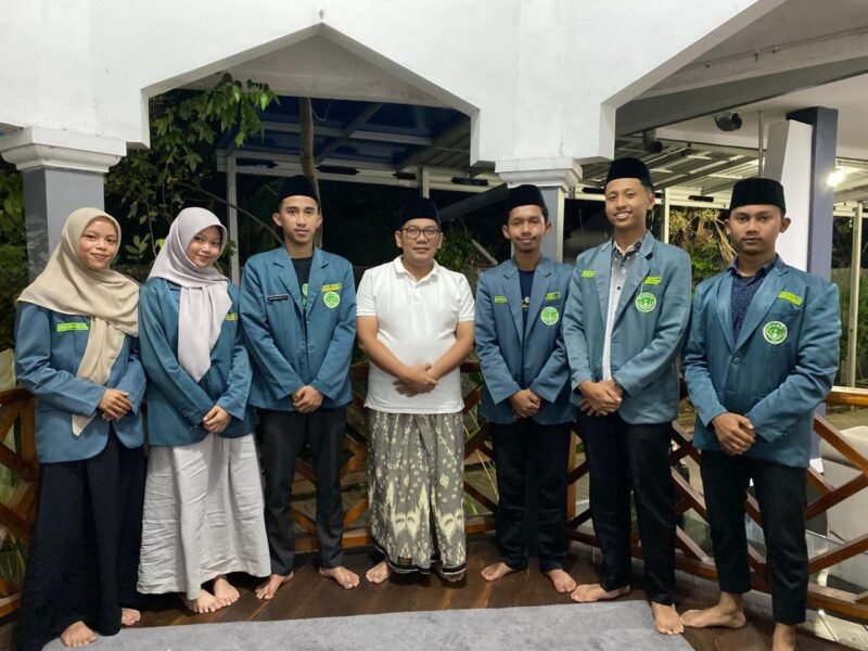 Ketua DPRD Kendal, Mahfud Sodiq, saat menerima audiensi PAC IPNU–IPPNU Sukorejo di Rumah Dinas Ketua DPRD, Kamis (13/11/2025). | (Fuad/Wawasannews)