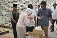 Bupati Kendal Hj. Dyah Kartika Permanasari meninjau tumpukan beras dan minyak goreng di Gudang Bulog Sumberejo, Kecamatan Kaliwungu, Jumat (14/11/2025), untuk memastikan kualitas bantuan sebelum disalurkan kepada puluhan ribu penerima manfaat di Kabupaten Kendal. (Istimewa/Wawasannews)