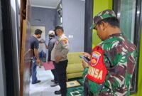 Petugas kepolisian bersama Tim Inafis Polres Kendal melakukan olah TKP di rumah korban di Perumahan Sabrina, Desa Kliris, Kecamatan Boja, Jumat malam. (Istimewa/Wawasannews)