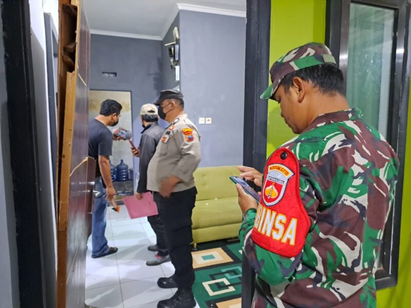 Petugas kepolisian bersama Tim Inafis Polres Kendal melakukan olah TKP di rumah korban di Perumahan Sabrina, Desa Kliris, Kecamatan Boja, Jumat malam. (Istimewa/Wawasannews)