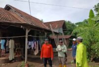 Petugas BPBD Kendal melakukan pendataan kerusakan atap rumah warga di Desa Gempolsewu, Rowosari, setelah angin kencang menerjang wilayah tersebut. (Istimewa/Wawasannews)
