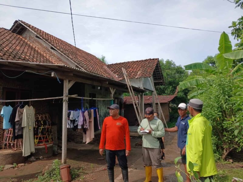 Petugas BPBD Kendal melakukan pendataan kerusakan atap rumah warga di Desa Gempolsewu, Rowosari, setelah angin kencang menerjang wilayah tersebut. (Istimewa/Wawasannews)