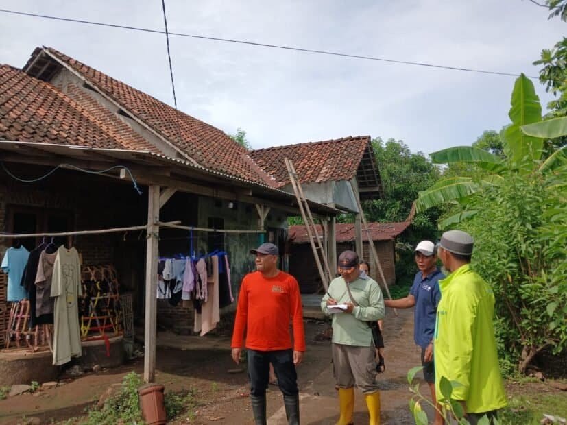 Rumah rusak terkena bencana di desa terpencil.