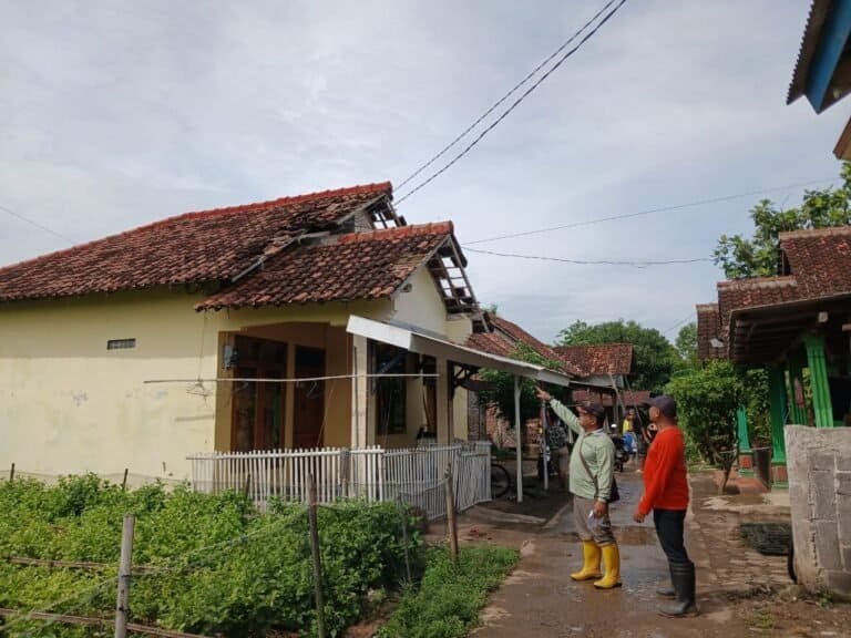 Rumah rusak akibat angin kencang di desa terpencil di Indonesia.