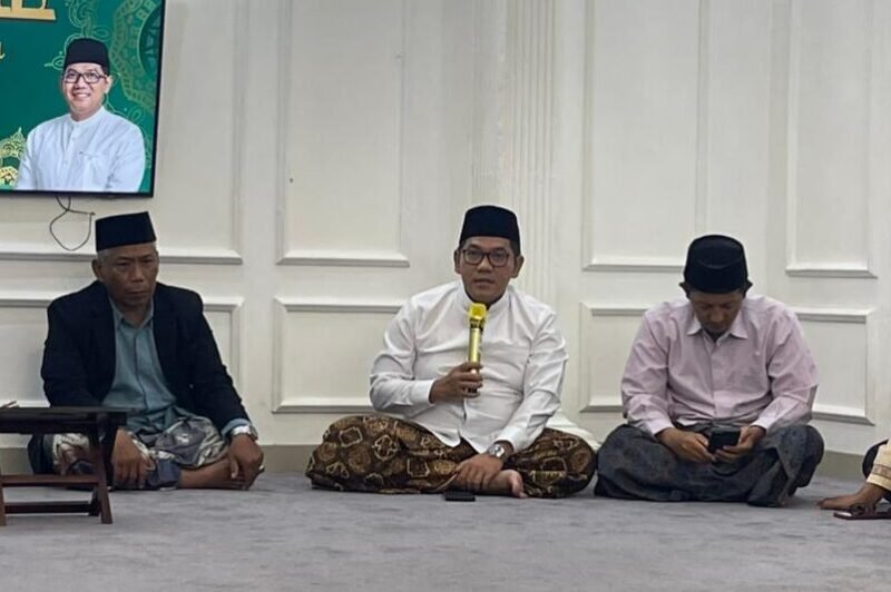 Ketua DPRD Kendal, Mahfud Sodiq, memberikan sambutan saat acara selapanan manaqib yang digelar di Rumah Dinas Ketua DPRD Kendal (15/11) |  Wawasannews - Fuad