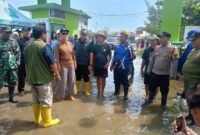 Bupati Kendal Dyah Kartika Permanasari meninjau genangan rob di Dukuh Ngebum, Desa Mororejo. Warga menyampaikan keluhan karena dapur dan rumah mereka terendam hampir dua minggu. (Istimewa/Wawasannews)
