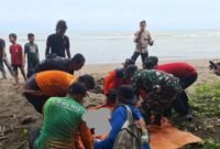 Tim SAR bersama warga melakukan pencarian di muara Pantai Indah Kemangi, Kendal, setelah tiga pelajar terseret arus. Satu pelajar dan seorang warga penolong ditemukan meninggal dunia akibat kuatnya arus di lokasi. (Istimewa/Wawasannews)