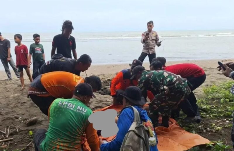 Tim SAR bersama warga melakukan pencarian di muara Pantai Indah Kemangi, Kendal, setelah tiga pelajar terseret arus. Satu pelajar dan seorang warga penolong ditemukan meninggal dunia akibat kuatnya arus di lokasi. (Istimewa/Wawasannews)