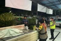 Petugas kepolisian melakukan pendataan di halaman fasilitas kesehatan; jenazah sopir truk yang ditemukan di musala pabrik kawasan KIK Kendal telah dievakuasi, Minggu malam (16/11/2025). (Istimewa/Wawasannews)