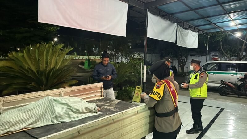 Petugas kepolisian melakukan pendataan di halaman fasilitas kesehatan; jenazah sopir truk yang ditemukan di musala pabrik kawasan KIK Kendal telah dievakuasi, Minggu malam (16/11/2025). (Istimewa/Wawasannews)