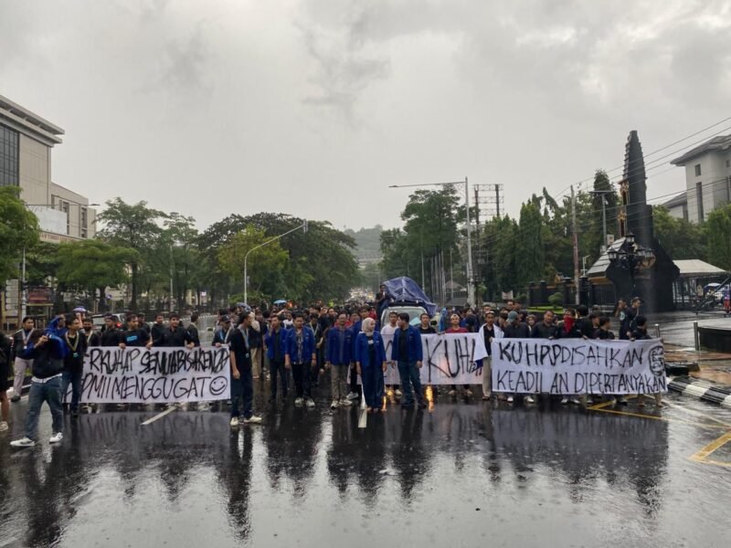 Ratusan kader PMII Semarang memadati area Jl. Pahlawan dalam aksi menolak KUHAP baru — (Istimewa/Wawasannews)