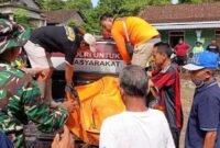 Petugas bersama warga mengevakuasi jenazah Senipah (65), warga Dusun Boyojurang, Kalilumpang, Patean, Kendal, dari aliran Sungai Siroto. (Istimewa/Wawasannews)