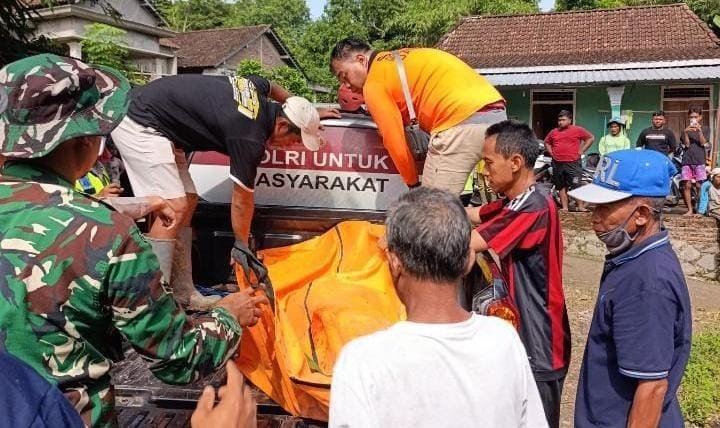 Petugas bersama warga mengevakuasi jenazah Senipah (65), warga Dusun Boyojurang, Kalilumpang, Patean, Kendal, dari aliran Sungai Siroto. (Istimewa/Wawasannews)