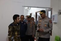 Kapolres Kendal AKBP Hendry Susanto Sianipar berdialog dengan pengelola SPPG Sijeruk Kendal terkait SOP pengolahan Makan Bergizi Gratis (MBG). Polres Kendal menegaskan komitmen pengawasan dan pendampingan agar program berjalan aman dan kondusif. (Istimewa/Wawasannews)
