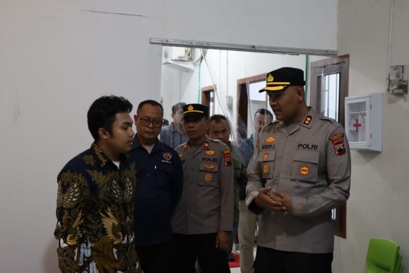 Kapolres Kendal AKBP Hendry Susanto Sianipar berdialog dengan pengelola SPPG Sijeruk Kendal terkait SOP pengolahan Makan Bergizi Gratis (MBG). Polres Kendal menegaskan komitmen pengawasan dan pendampingan agar program berjalan aman dan kondusif. (Istimewa/Wawasannews)