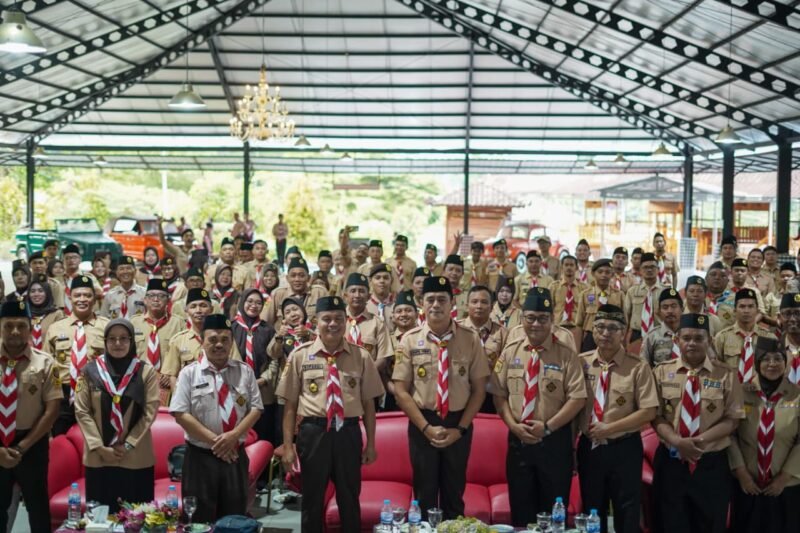 Jajaran andalan Kwarcab, perwakilan Kwartir Ranting, dan Dewan Kerja se-Kendal berfoto bersama dalam Rapat Kerja Cabang (Rakercab) Gerakan Pramuka Kwarcab Kendal Tahun 2025 di Omah’e Opa Waterpark. Rakercab ini menjadi forum konsolidasi dan penyusunan program kerja Pramuka Kendal tahun 2026. Dok pribadi. (wawasannews)