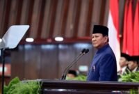 Presiden Prabowo Subianto menerima laporan dari jajaran Kabinet Merah Putih di kediamannya, Kertanegara, Jakarta, Minggu (9/11/2025). Rapat membahas situasi pertahanan nasional, penertiban tambang ilegal, serta finalisasi nama calon pahlawan nasional. (wawasannews)