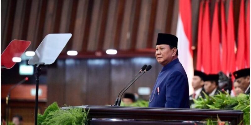 Presiden Prabowo Subianto menerima laporan dari jajaran Kabinet Merah Putih di kediamannya, Kertanegara, Jakarta, Minggu (9/11/2025). Rapat membahas situasi pertahanan nasional, penertiban tambang ilegal, serta finalisasi nama calon pahlawan nasional. (wawasannews)
