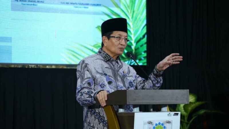Menteri Agama Nasaruddin Umar saat menjadi pembicara kunci dalam Halaqah Penguatan Kelembagaan Ditjen Pesantren di Kampus II UIN Sunan Gunung Djati Bandung, membahas arah baru penguatan pesantren melalui kajian ontologi. (Istimewa/Wawasannews)