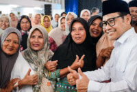 Menko PM Muhaimin Iskandar berdialog dengan pelaku UMKM dalam acara Berdaya Finansial: Membangun Kemandirian Ekonomi Melalui UMKM di Kebumen, Jawa Tengah, Jumat (7/11/2025). Ia menegaskan penyaluran KUR harus tepat sasaran dan tidak memberatkan pelaku usaha kecil. (wawasannews)