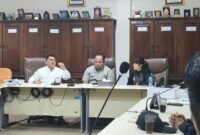 Ketua DPRD Kendal, Mahfud Sodiq bersama Komisi C menerima Audiensi Paguyuban Peduli Lingkungan yang mengeluhkan menumpuknya sampah di TPA Darupono (Istimewa-Wawasannews)