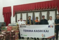 Petugas KAI menyerahkan bantuan kemanusiaan kepada pemerintah setempat untuk korban banjir di Sumatra. (Istimewa/Wawasannews)
