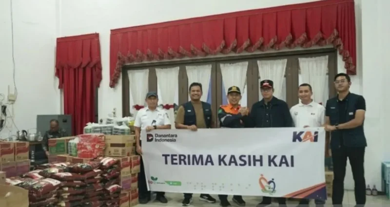 Petugas KAI menyerahkan bantuan kemanusiaan kepada pemerintah setempat untuk korban banjir di Sumatra. (Istimewa/Wawasannews)