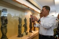 Menbud Fadli Zon saat meninjau koleksi Museum Daerah NTT bersama delegasi internasional dalam rangkaian Cultural Educational Trip. (Istimewa/Wawasannews)