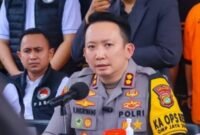 Kapolres Tangerang Selatan AKBP Victor Daniel Inkiriwang memberikan keterangan kepada media terkait perkembangan penyelidikan kasus kematian siswa Sekolah Terpadu Pahoa, Sabtu (15/11/2025). (Istimewa/Wawasannews)