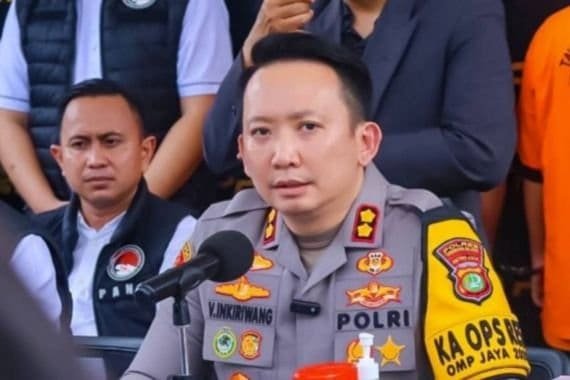 Petugas polisi memberikan pernyataan resmi saat konferensi pers tentang keamanan masyarakat.