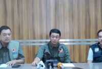 Kepala Badan Nasional Penanggulangan Bencana (BNPB), Letjen TNI Suharyanto (tengah) dalam konferensi pers, Minggu (30/11/2025). (Istimewa/Wawasannews)