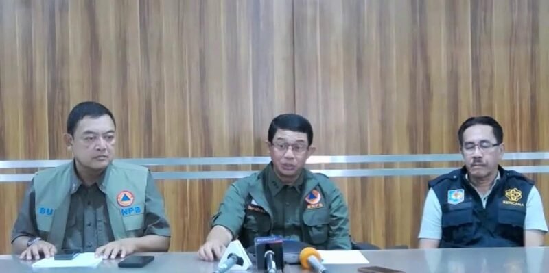 Kepala Badan Nasional Penanggulangan Bencana (BNPB), Letjen TNI Suharyanto (tengah) dalam konferensi pers, Minggu (30/11/2025). (Istimewa/Wawasannews)