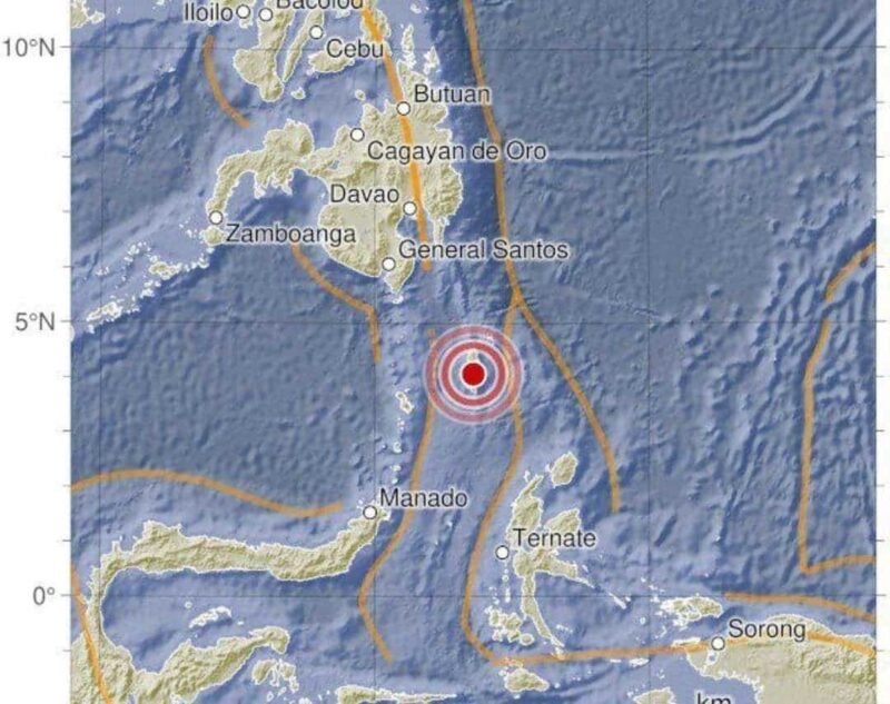 Petugas BMKG memantau aktivitas seismik regional di ruang monitoring gempa bumi, setelah terjadi guncangan Magnitudo 5,4 yang berpusat di Kepulauan Talaud, Sulawesi Utara, Sabtu (15/11/2025). (Istimewa/Wawasannews)