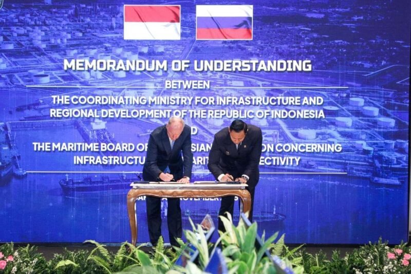 Menko Bidang Infrastruktur dan Pembangunan Kewilayahan Agus Harimurti Yudhoyono (AHY) bersama Ketua Dewan Maritim Federasi Rusia Nikolai Patrushev menandatangani nota kesepahaman kerja sama maritim di Jakarta, Jumat (7/11/2025). (wawasannews)