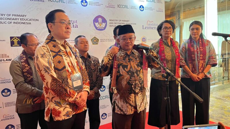 Menteri Pendidikan Dasar dan Menengah (Mendikdasmen) Abdul Mu’ti bersama Direktur Eksekutif Institut Leimena, Matius Ho, saat membuka Konferensi Internasional Literasi Keagamaan Lintas Budaya (LKLB) di Jakarta, Senin (11/11/2025). Acara ini membahas penguatan pendidikan toleransi dan keragaman di sekolah-sekolah Indonesia. (wawasannews)