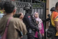 Petugas kepolisian dan tim Jihandak memeriksa lokasi ledakan di SMA Negeri 72 Jakarta, Jumat (7/11/2025). (wawasannews)