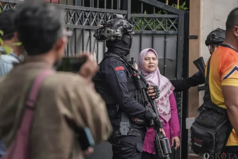 Petugas kepolisian dan tim Jihandak memeriksa lokasi ledakan di SMA Negeri 72 Jakarta, Jumat (7/11/2025). (wawasannews)