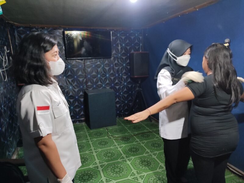 Operasi narkoba digelar BNNK Kendal di THM Alaska dengan melakukan tes urine terhadap puluhan pemandu lagu. (Istimewa/Wawasannews)