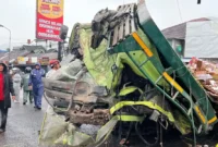 Kondisi truk tronton bermuatan keramik yang mengalami kecelakaan di Simpang Pasar Kertek, Kabupaten Wonosobo, setelah menabrak tugu dan deretan ruko, Sabtu (27/12/2025). (Istimewa/Wawasannews)