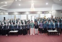 Foto bersama tamu undangan dan peserta usai pembukaan Turba Bimtek SIPADU serta penguatan Tim Penggerak Komisariat (TPK) PW IPNU-IPPNU Jawa Tengah di Gedung Paripurna DPRD Kendal. (Istimewa/Wawasannews)