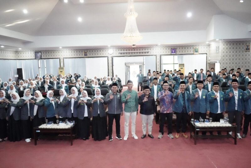 Foto bersama tamu undangan dan peserta usai pembukaan Turba Bimtek SIPADU serta penguatan Tim Penggerak Komisariat (TPK) PW IPNU-IPPNU Jawa Tengah di Gedung Paripurna DPRD Kendal. (Istimewa/Wawasannews)