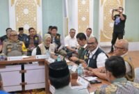 Dirjen Bina Administrasi Kewilayahan Kemendagri, Safrizal ZA, memberikan arahan percepatan pemanfaatan dana BTT dalam Rapat Penanganan Bencana di Kantor Gubernur Aceh. (Istimew/Wawasannews)