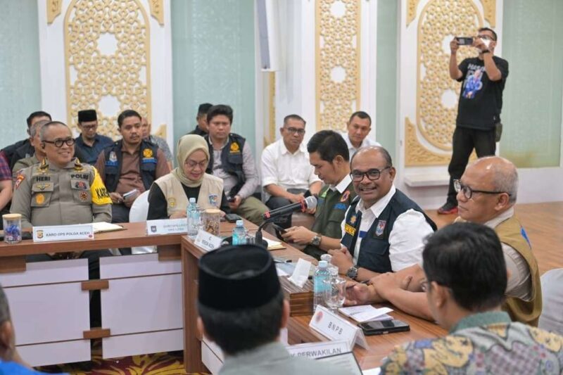 Dirjen Bina Administrasi Kewilayahan Kemendagri, Safrizal ZA, memberikan arahan percepatan pemanfaatan dana BTT dalam Rapat Penanganan Bencana di Kantor Gubernur Aceh. (Istimew/Wawasannews)