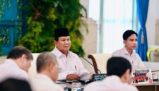 Presiden Prabowo saat memimpin rapat di Istana Negara. (Istimewa/Wawasannews)