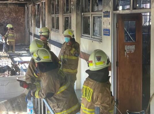 Petugas Damkar berhasil memadamkan kobaran api di RSU Pengayoman, Jakarta (1/12/2025). (Istimewa/Wawsannews)