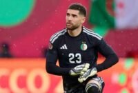 Kiper Timnas Aljazair, Luca Zidane, tampil tenang dan solid di bawah mistar gawang saat melakoni debutnya di Piala Afrika 2025, usai mencatatkan clean sheet pada laga pembuka Grup. (Istimewa/Wawasannews)