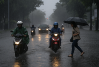 Ilustrasi Sejumlah pengendara dan pejalan kaki melintas di tengah hujan lebat di sebuah ruas jalan kota. (wawasannews)